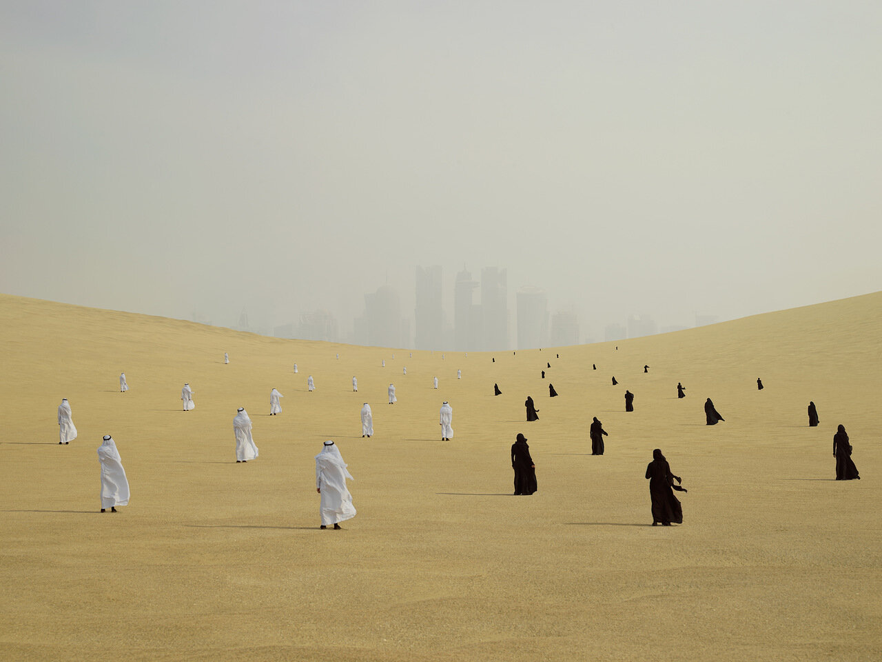 «Белое солнце» Выставка работ, объединенных историческим контекстом Катара на Cosmoscow